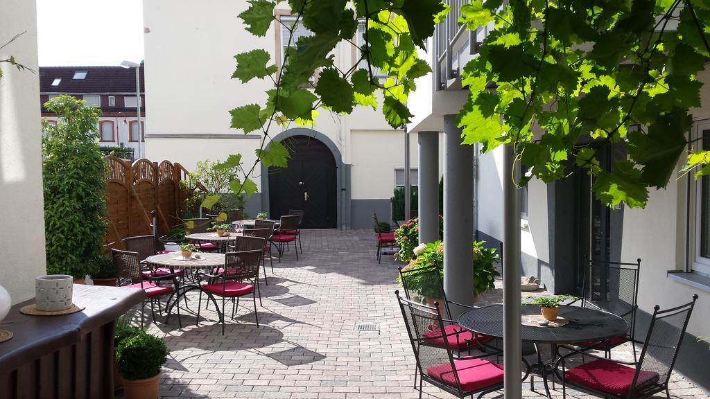 Hotel-Restaurant Pfaelzer Hof Edenkoben Esterno foto